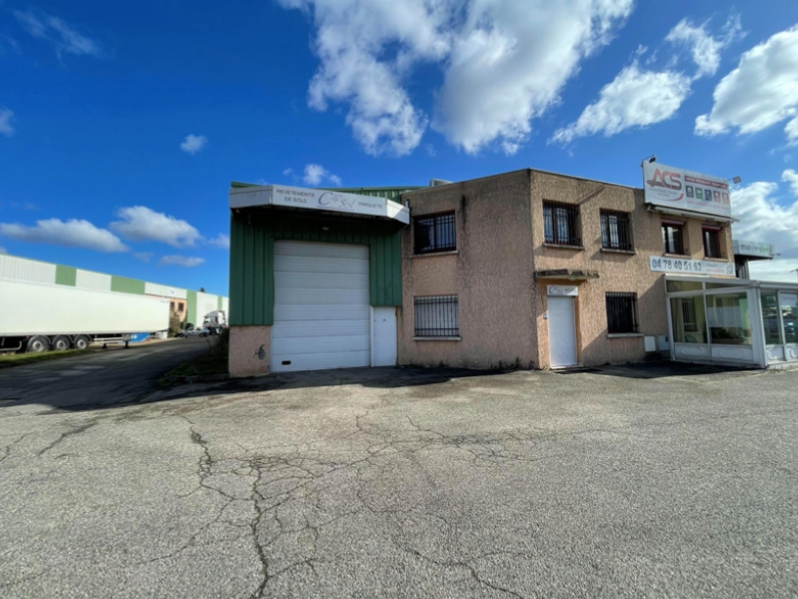 Saint-Priest (69) : 325 m² pour 81 €/m²/an