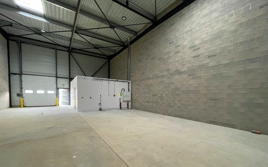 Savigny-le-Temple (77) : 218 m² pour 100 €/m²/an