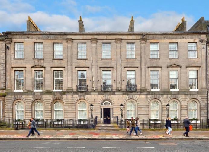 Corum : 5 200 m² à Édimbourg